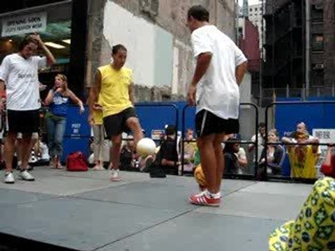 Jonglage avec deux ballons