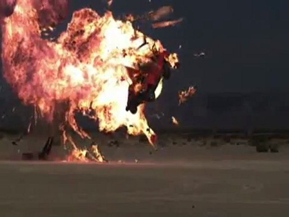 Explosion d'une voiture en ralenti