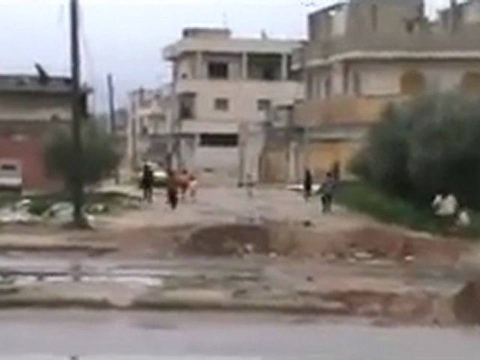 فري برس   حماة حي مشاع الاربعين اطلاق نار كثيف وهروب النساء والاطفال 7 2 2012