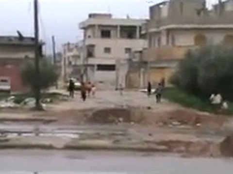 فري برس حماة حي مشاع الاربعين اطلاق نار كثيف وهروب النساء والاطفال 7 2 2012