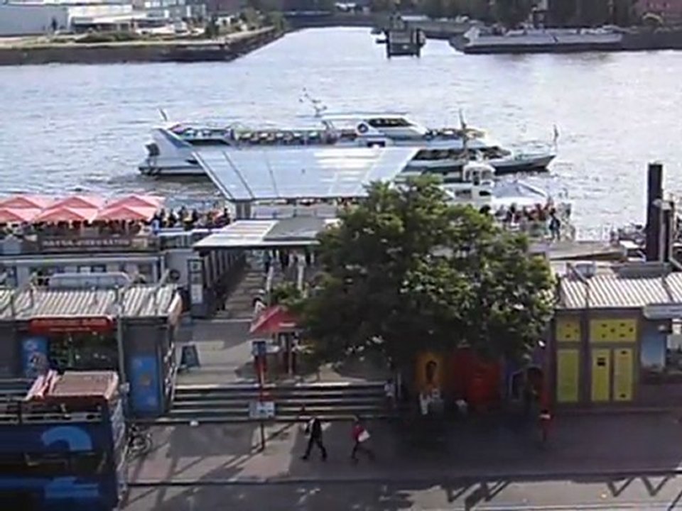 Hamburg St. Pauli Landungsbrücken an der Elbe