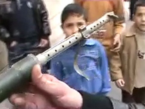 فري برس الناشط ابو معاذ يشرح لنا ما هيى الاسلحة التي يقصف بها الحي 7 2 2012