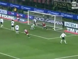 Caceres place son ballon dans la lucarne du Milan !