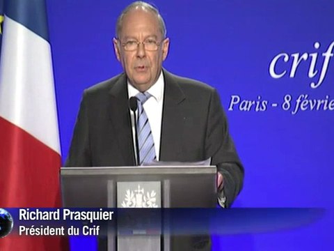 Le président Nicolas Sarkozy et le candidat socialiste à la présidentielle François Hollande se sont serré la main et ont posé ensemble tout sourire devant les caméras, mercredi soir lors du dîner annuel du Crif
