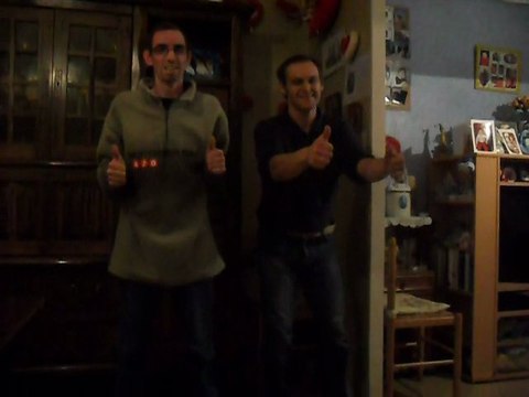 fred et cedric les pouces en avant ptdr mdr lol