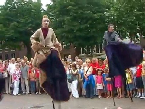 TRIADE NOMADE Volver-un regard en arrière Spectacle de danse théâtre sur échasses