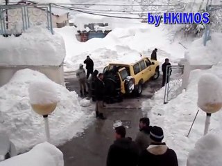 Volontariat de villageois pour déneiger les toits du secteurs sanitaire d'Aïn El Hammam - Févirer 2012