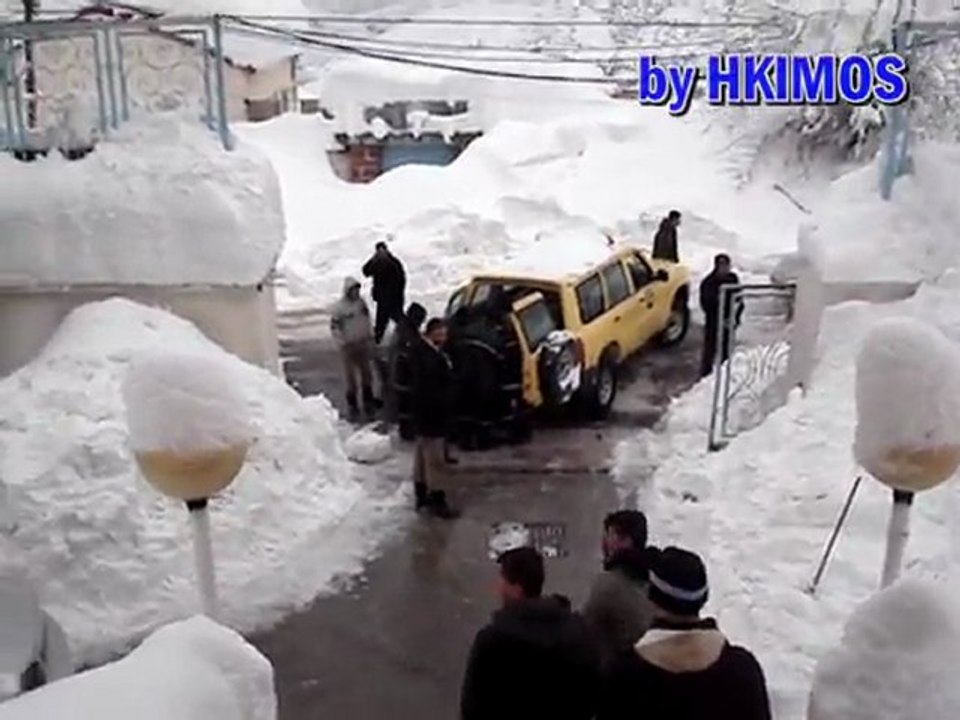 Volontariat de villageois pour déneiger les toits du secteurs sanitaire d'Aïn El Hammam - Févirer 2012