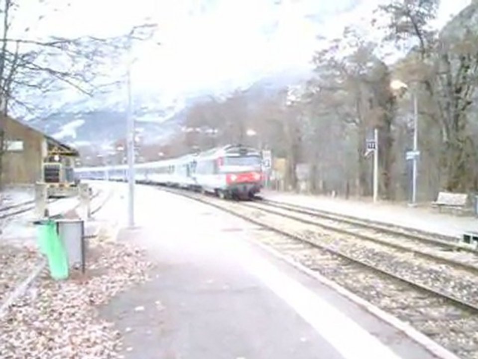 train n°5790 a destination de briançon croisement avec un AGC a destination de marseille en gare de l'argentiere les ecrins