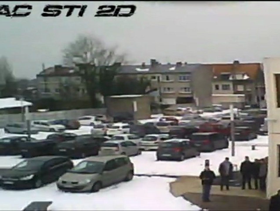 Vue aerienne du lycée sous la neige ... camera embarquée hélico RC