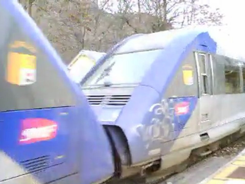 depard du train a destination de valence en gare de l'argentiere