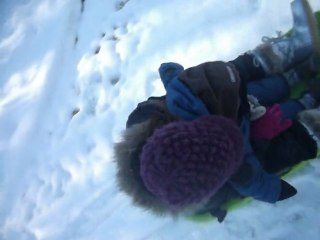 Celio et Carla font de la luge à Chevetogne, 05/01/12