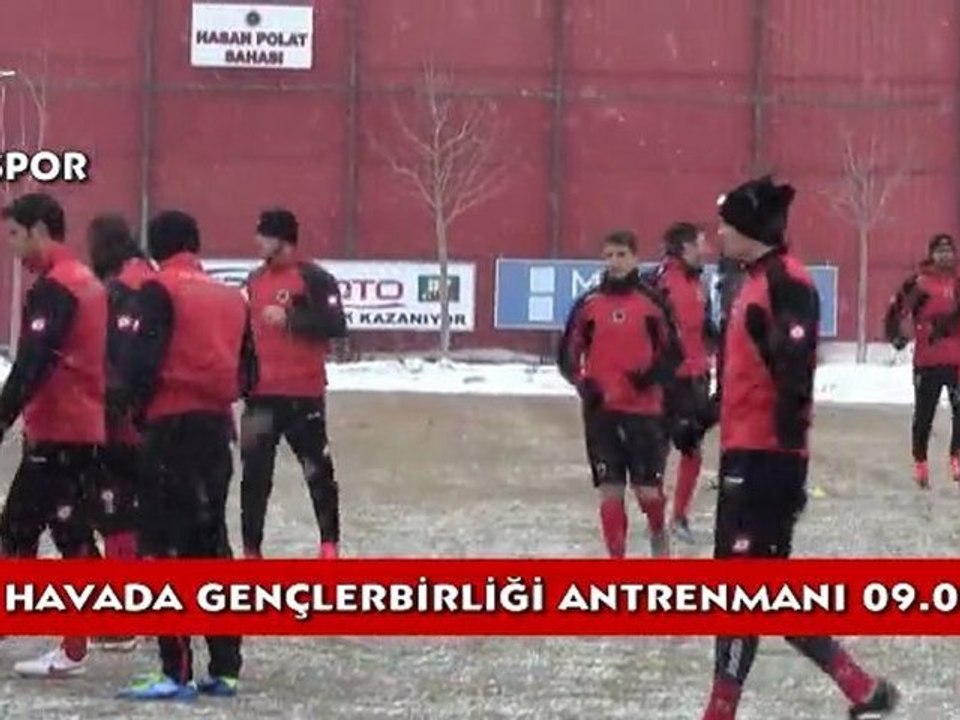 Karlı havada Gençlerbirliği antrenmanı...