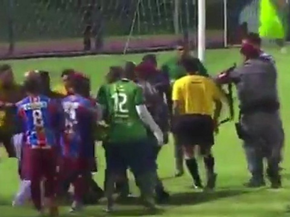Un arbitre violemment agressé au Brésil