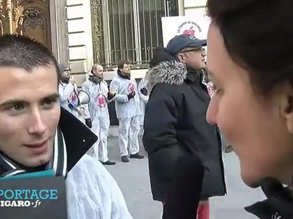 Les revendeurs Apple manifestent leur colère devant l'Apple store Opéra
