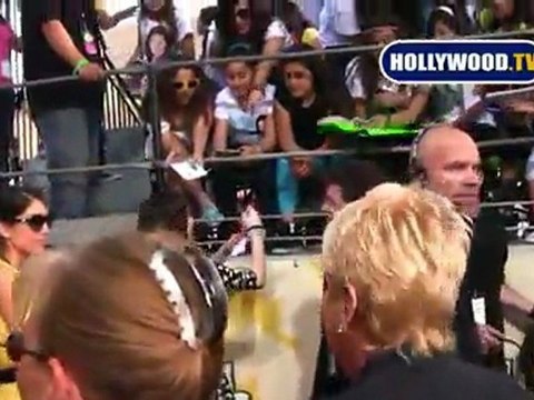 Miranda Cosgrove Waves At The Kids' Choice Awards.