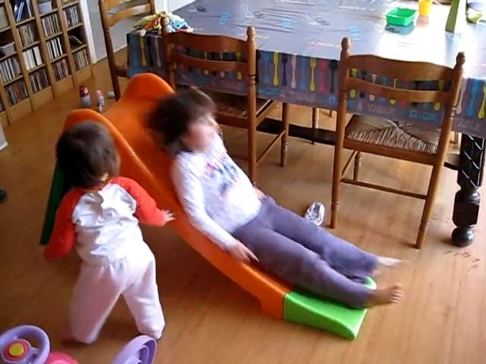 deux filles un toboggan (2)