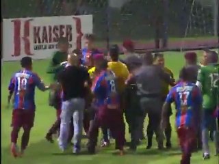 Un arbitre violemment pris à partie au Brésil