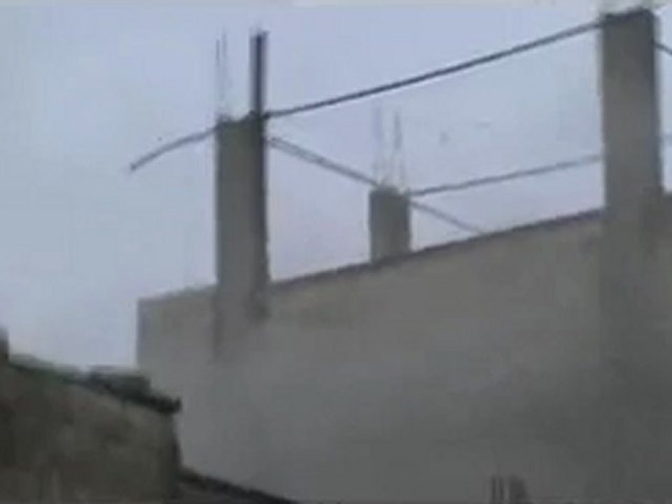 فري برس   حمص حي عشيرة احتراق احد المنازل بسبب القصف 8 2 2012