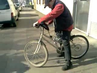 dom et le vélo à moteur