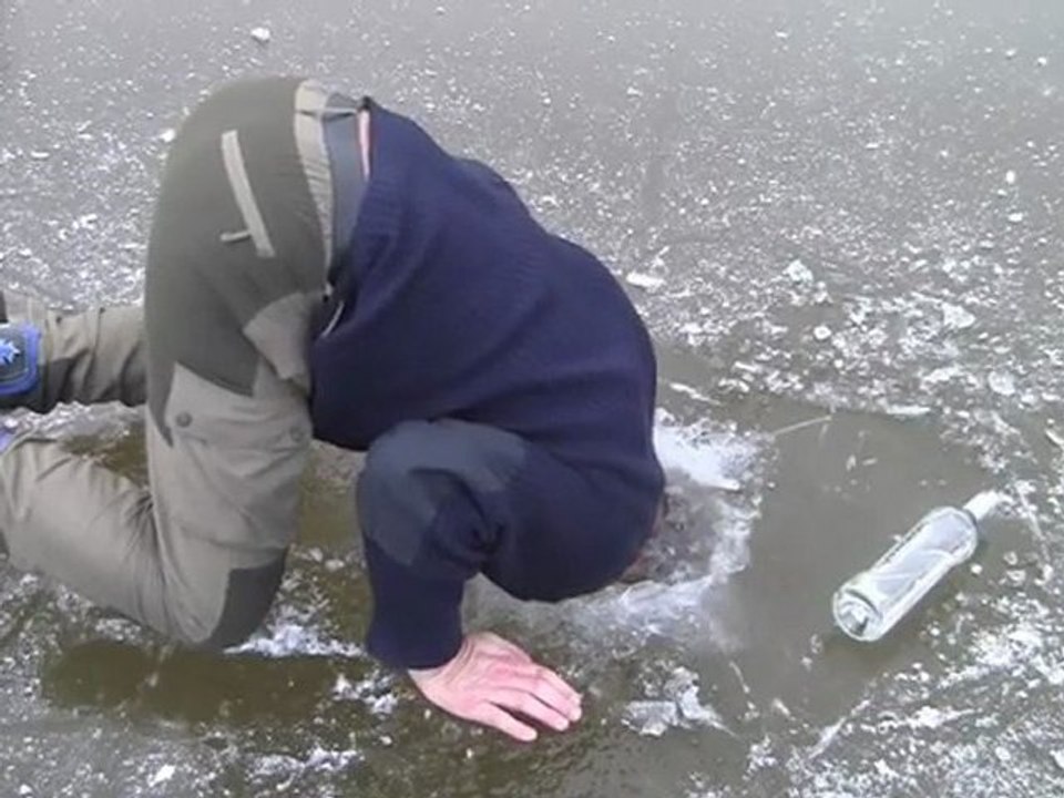 Un norvegien n'hésite pas à aller dans l'eau gelé d'un lac