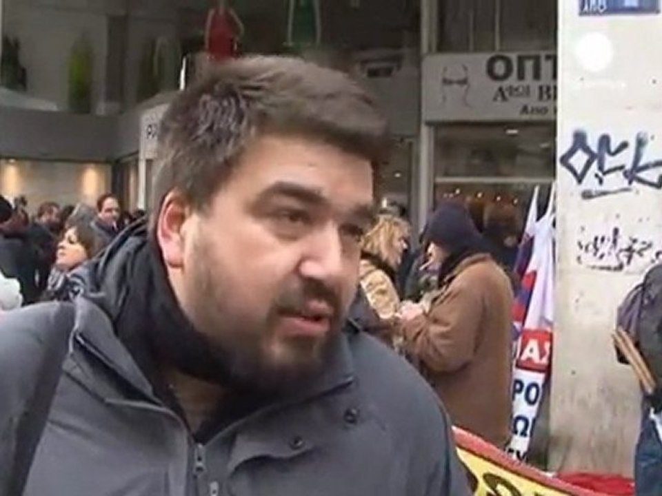 Atina'da hükümet çatırdıyor