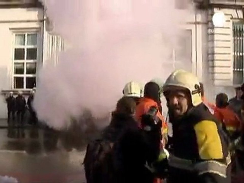 Belgium: firefighters spray premier's office