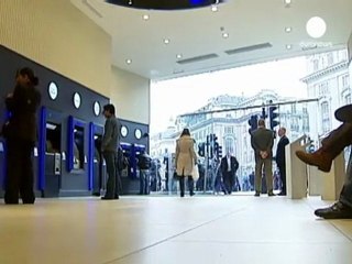 Barclays: calano gli utili. Bonus tagliati