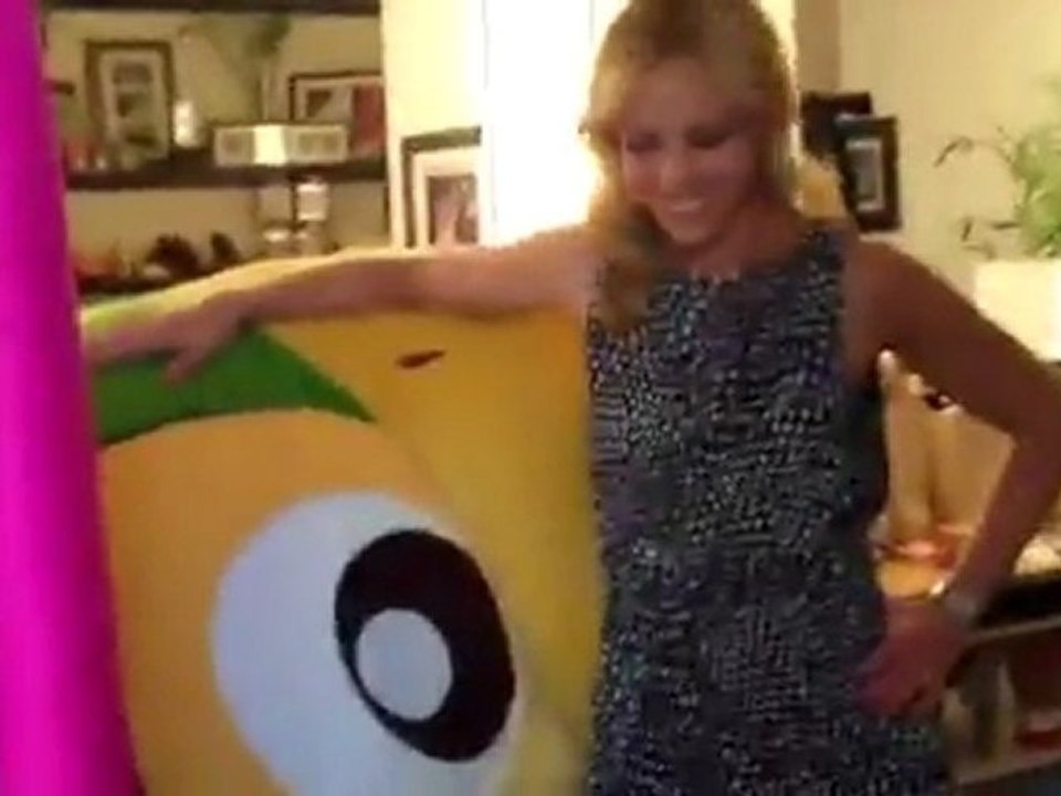 David Arquette Gives Elisabeth a Giant Parrot