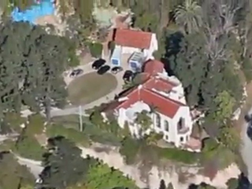 Katy Perry Signs Divorce With a Smile