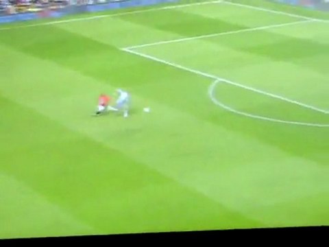 Torres vượt qua Vidic và dứt điểm khéo léo tung lưới Van der Sar (M.U)