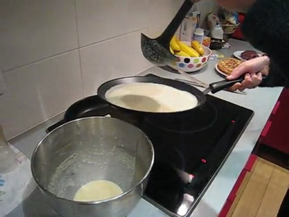 étaler la pâte à crêpes