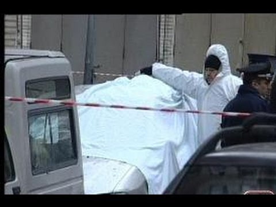 Napoli - Donna africana strangolata in auto