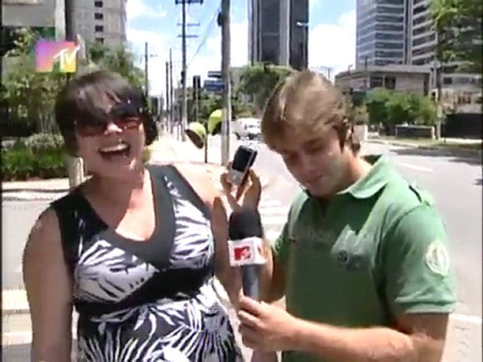MTV NA Rua - Celular com sonzão. Coloca o fone caramba!!!