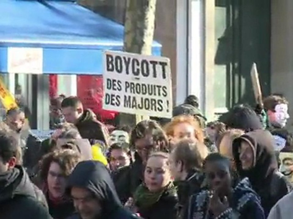 Les militants "Anonymous" manifestent contre l'accord ACTA
