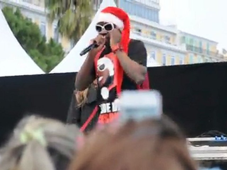 Priscilla qui danse la danse de la corde à sauté