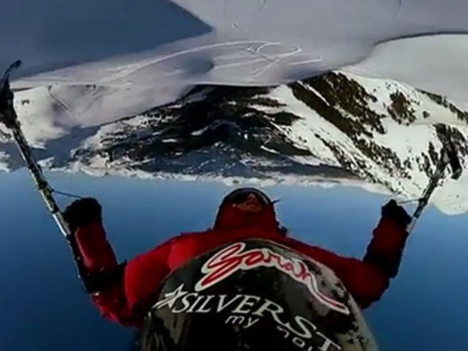 Josh Dueck réussit un backflip en sit ski