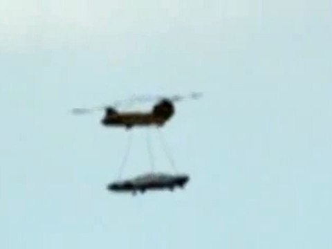 UFO . chine.hélicoptère militaire. transporte un objet non identifier?