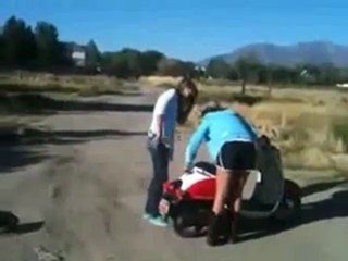 Blonde en scooter fail