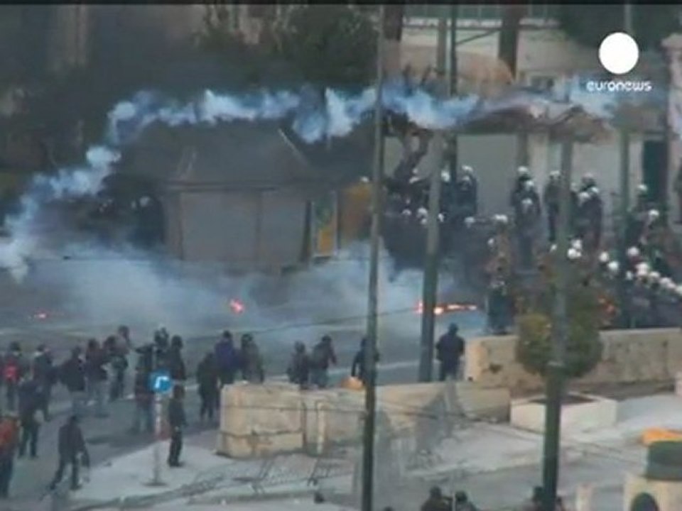 Clashes as Greeks protest against more cutbacks