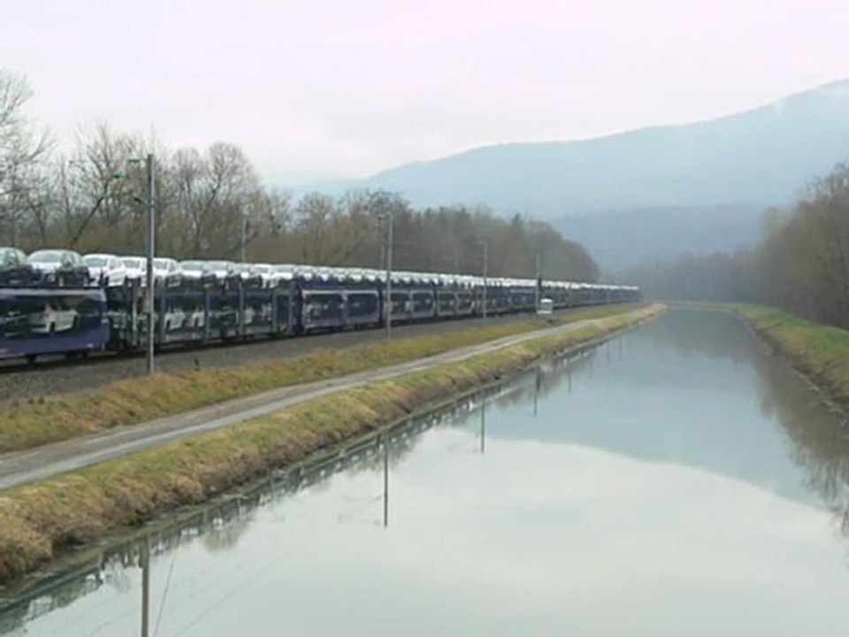 Un train autos passé à Branne au crochet dune Class 66 ECR.