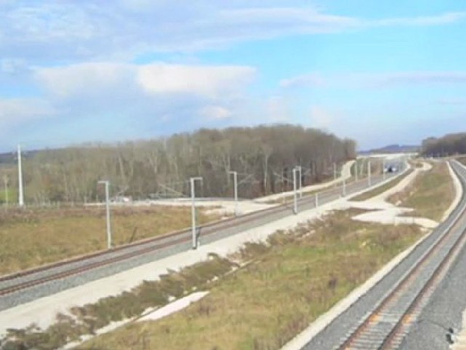 Inauguration de la LGV, 2 TGV roulent côte à côte...