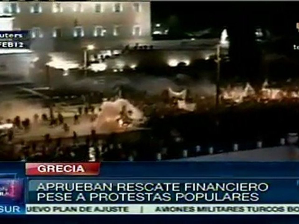 Parlamento griego aprueba austeridad para rescate financiero