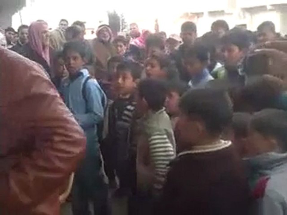 فري برس   درعا   إنخل اطفال المدرسه ١٨ رفضو الذهاب الى المدرسه فذهبو لتعزيه اهل الشهيد حسام الكردي بمعلمهم الله اكبر 12 2 2012