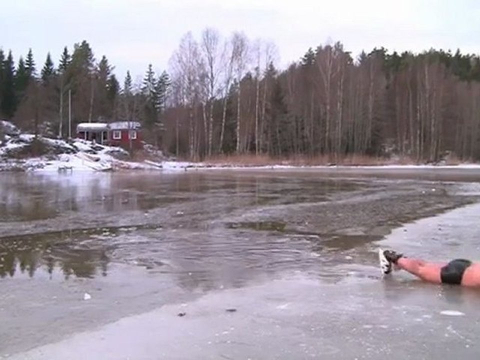Un fou sur la glace en Norvège