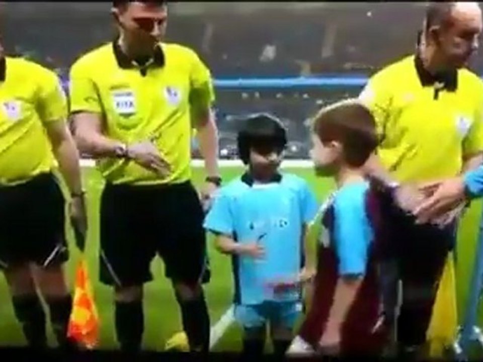 Cậu bé học Suarez từ chối bắt tay