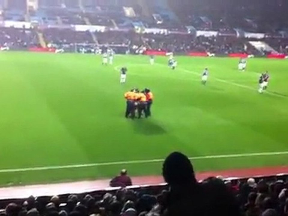 Fan cuồng khỏa thân đại náo sân Villa Park