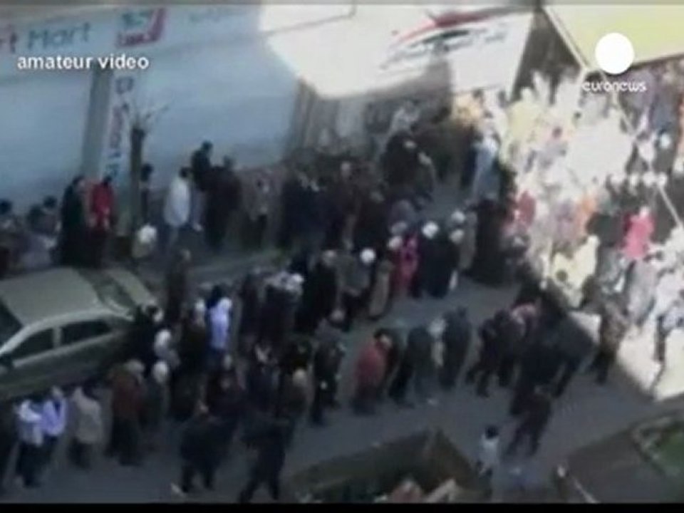Homs people queue for bread as bombing restarts