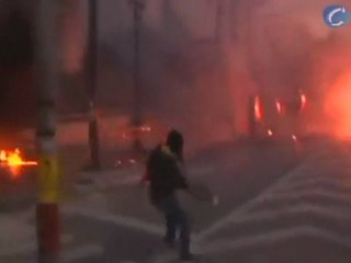 El Parlamento griego aprueba el duro plan de rescate con Atenas en llamas