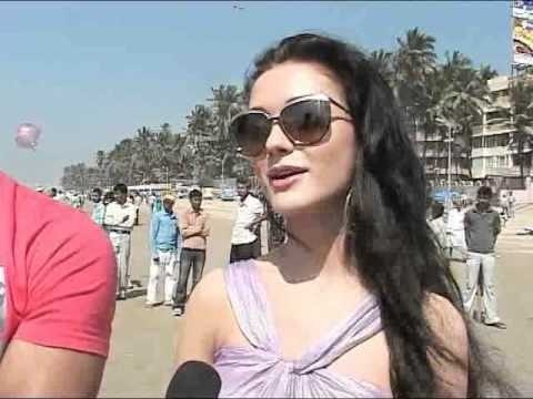 Prateik & Amy Candid about 'Ekk Deewana Tha' at Juhu Beach